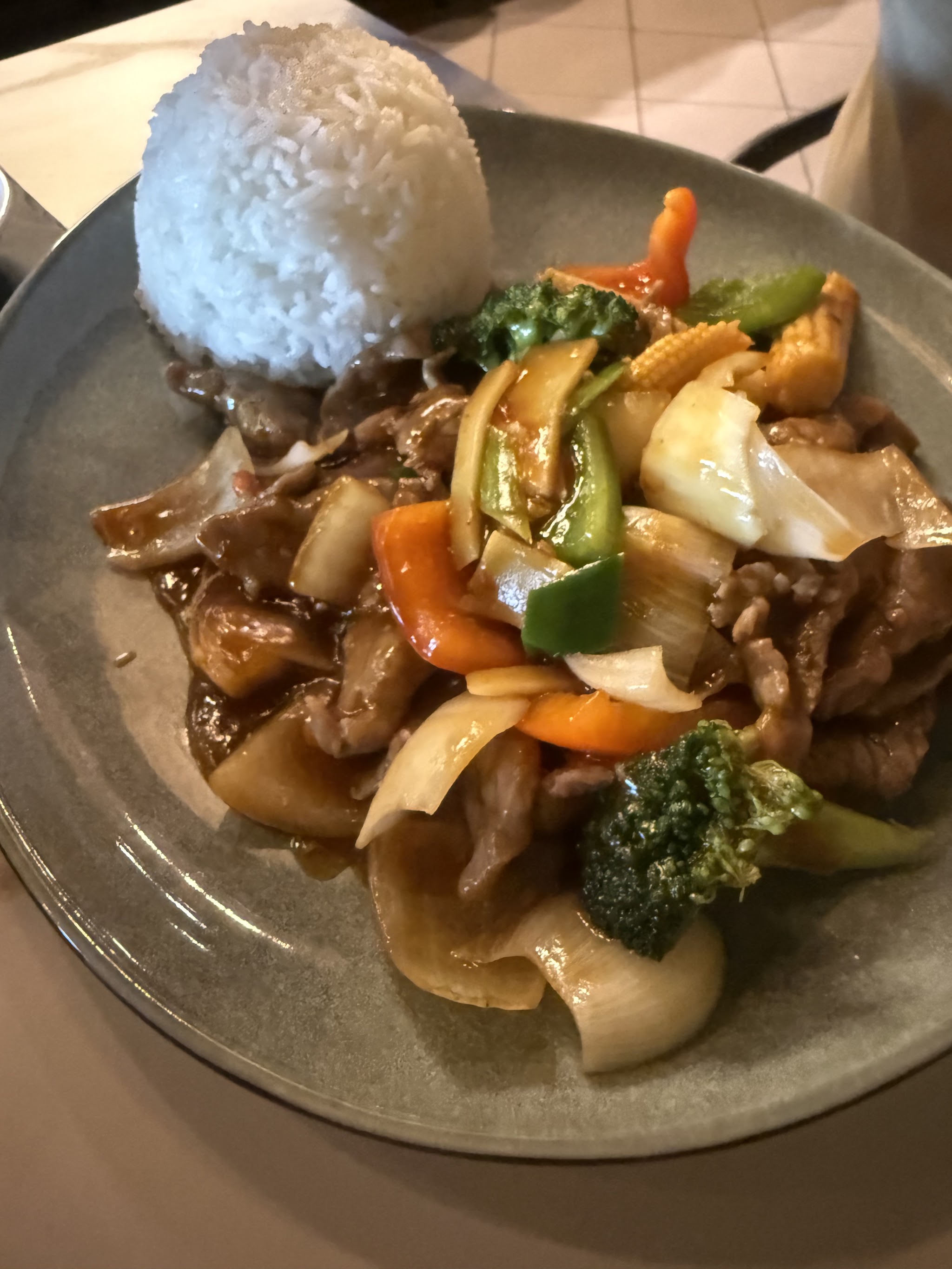 Biff wok med brokkoli, paprika og babymais